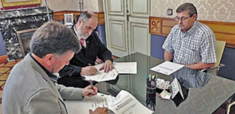 Un momento de la firma del convenio en el Palacio Provincial. / El Adelantado