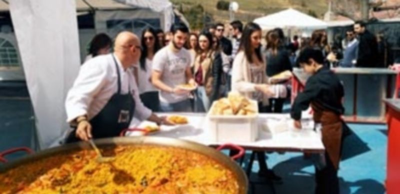 Cerca de un centenar de estudiantes del campus Mª Zambrano disfrutaron de una paella mientras comentaban las inquietudes e ilusiones ante el estreno de la 8ª edición del Festival de la Publicidad./E.A