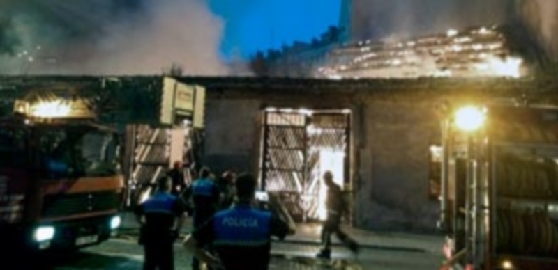 El fuego comenzó en la cubierta y se extendió por el resto del inmueble