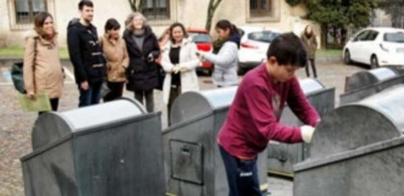 Aprender con práctica la recogida selectiva 1 Un alumno de Primaria del CEIP Fray Juan de la Cruz muestra como actúa la “patrulla verde” del centro. / EL ADELANTADO