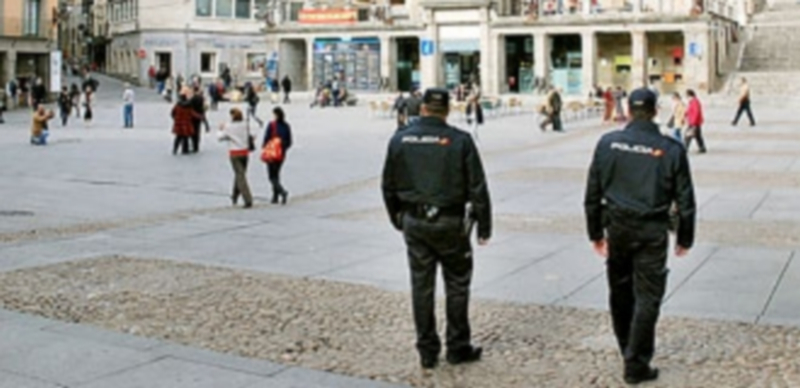 Los agentes de la Policía Nacional velan por la seguridad en Segovia. / E. A.