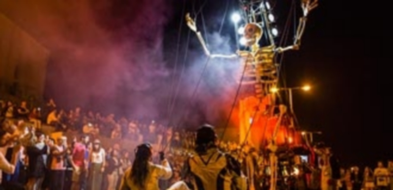 Este esqueleto de cinco metros de altura