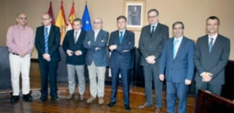 Los ponentes de las jornadas posaron en la clausura con el presidente de la Diputación en el salón de plenos del Palacio Provincial./ el adelantado