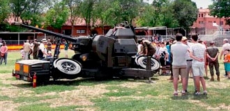 Mucha curiosidad por ver de cerca artillería antiaérea y de campaña en el Acuartelamiento de Baterías. / E. A.