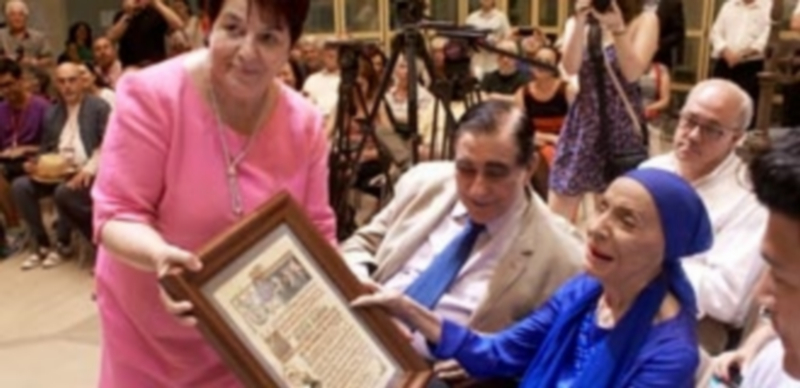 Segovia se rinde a la maestría y dignidad artística de Alicia Alonso 1 La alcaldesa entrega el distintivo de ‘Visitante distinguida de la ciudad de Segovia a Alicia Alonso. / E. A.