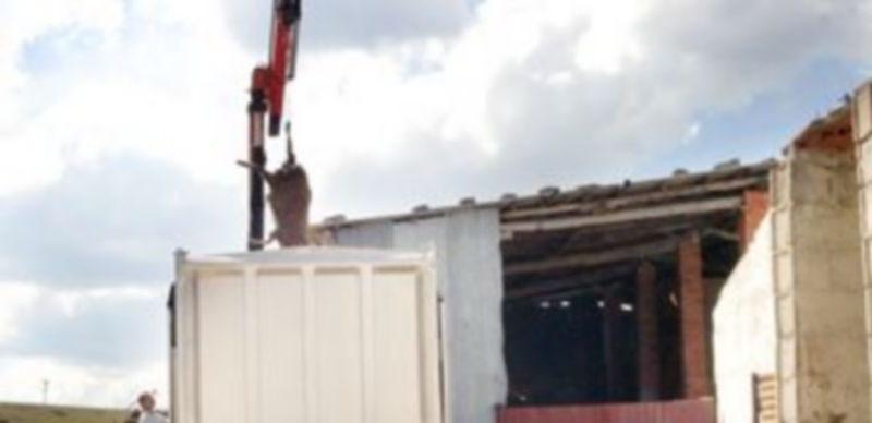 Un camionero recogiendo el cadáver de un ovino para cargarlo en el camión de Digesnor para su traslado a la fábrica. / F. D.