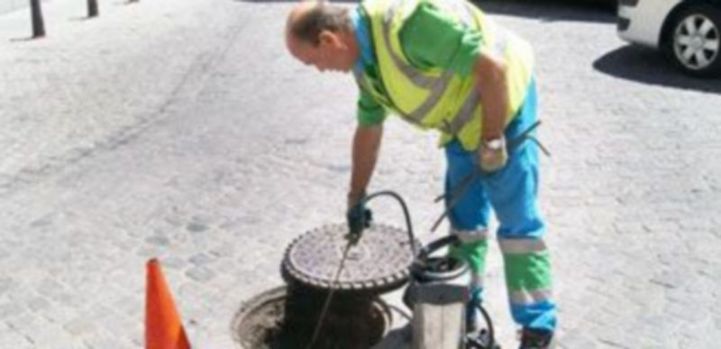 Un operario trabajando en una alcantarilla.  / Kamarero