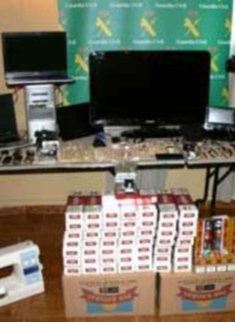 Algunos de los efectos robados que fueron encontrados en el domicilio de uno de los delincuentes. / El Adelantado