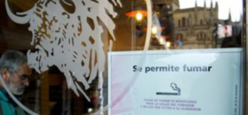 La cristalera de un bar restaurante de la Plaza Mayor de Segovia con un cartel informativo. / ALBERTO BENAVENTE