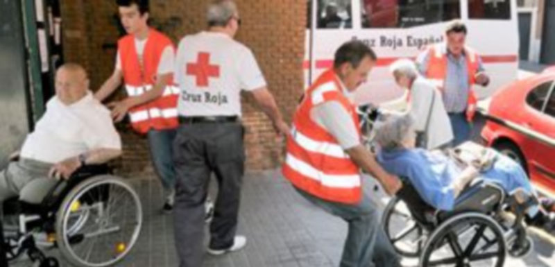 Los voluntarios de Cruz Roja contribuyeron a que muchas personas discapacitadas pudieran votar. / Kamarero.