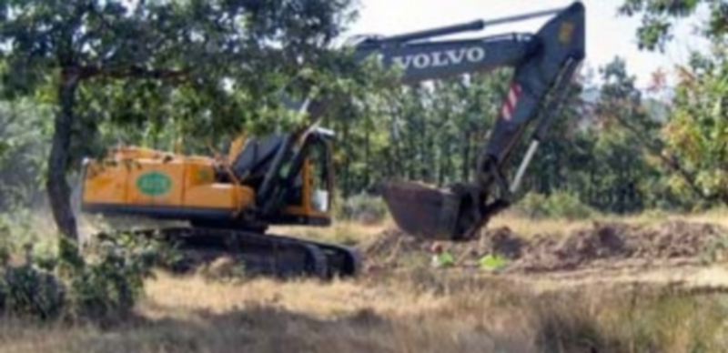 Una excavadora iniciaba así las obras para abastecimiento de Pelayos del Arroyo y Sotosalbos en septiembre. / B. Carvajal