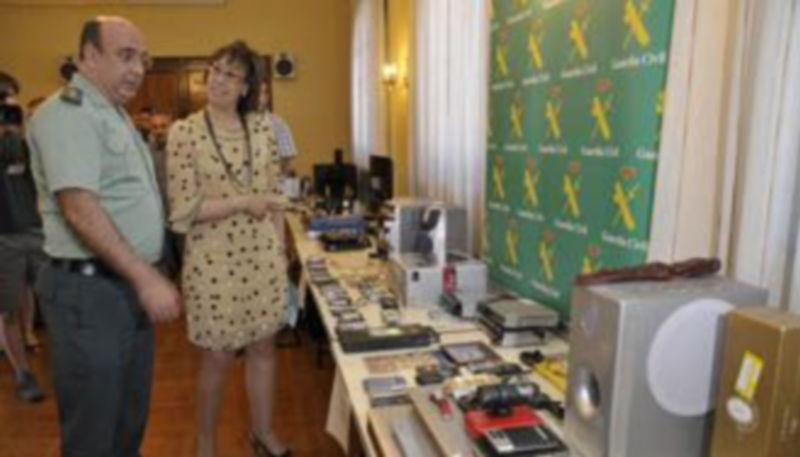 El teniente coronel Jiménez y la Subdelegada del Gobierno observan los efectos recuperados por los agentes tras la operación. / Juan Martín