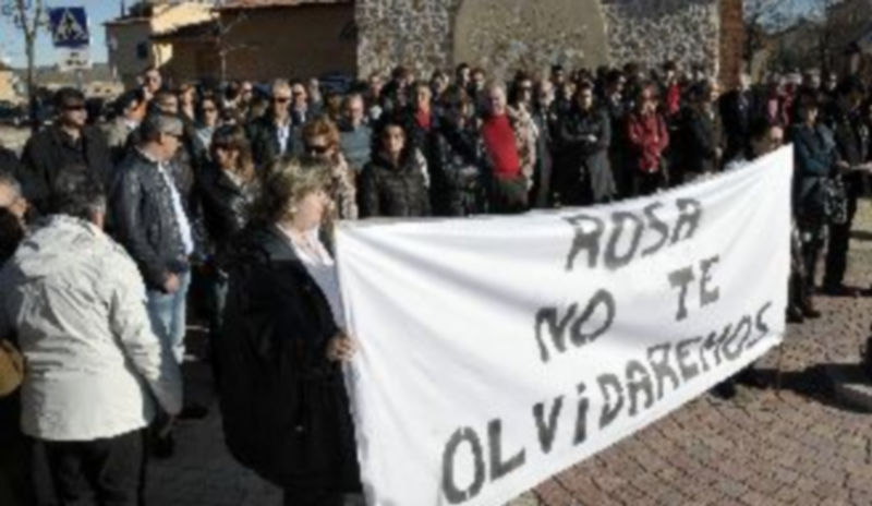 Imagen la concentración en recuerdo a Rosa María que se desarrolló el pasado mes de diciembre en La Higuera./ J. Martín