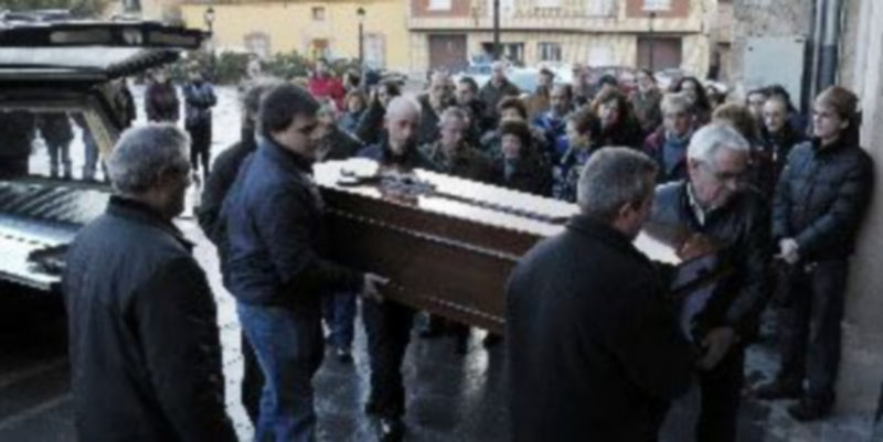 Momento en que los familiares de Rosa de Andrés introducen el féretro en la iglesia de Abades para participar en el funeral ./ Juan Martin