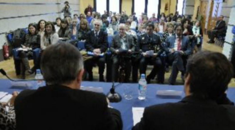 Los profesionales hosteleros llenaron el salón de actos de la Delegación Territorial en la jornada informativa. / Juan Martín