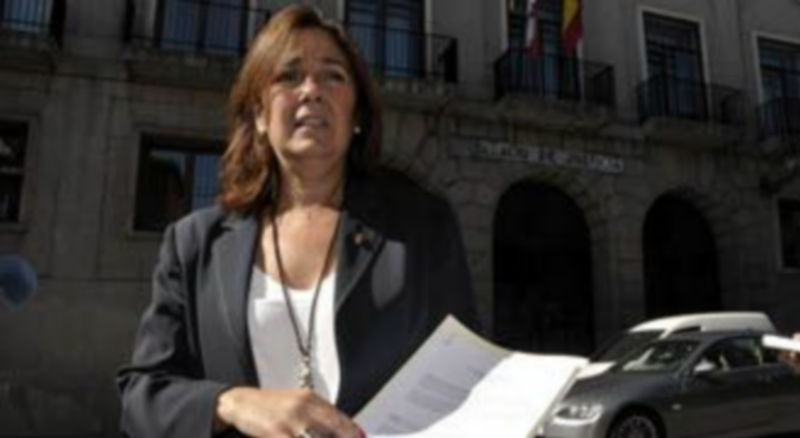 La diputada del PP muestra el escrito presentado ayer en la Fiscalía ante la fachada de la Audiencia Provincial. / Juan Martín