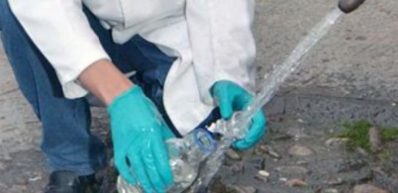 Un técnico analiza el agua en una fuente de la capital