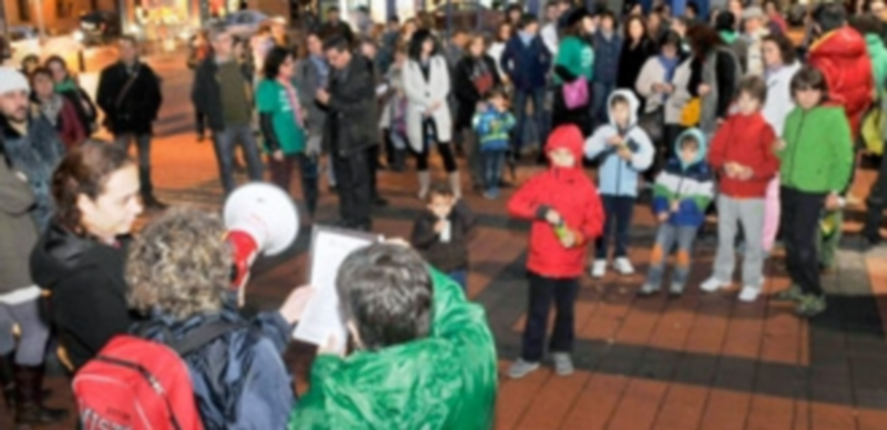 Protesta contra la calidad del servicio de comedores en la que se pidió la recuperación de la gestión pública. / Juan Martin