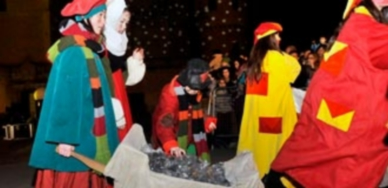 La comitiva de los Magos de Oriente repartirá 1.500 kilos de caramelos y gominolas y 750 de carbón dulce. / Kamarero