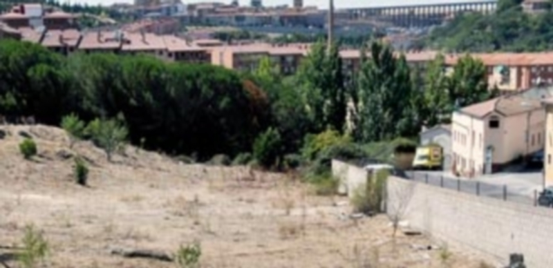 La parcela está situada en la zona conocida como ‘Casa de Guardas’ del barrio de San Lorenzo. / JUAN MARTÍN