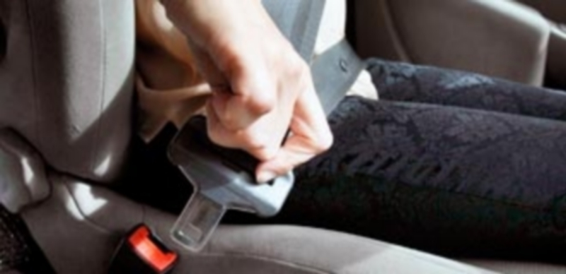 La Guardia Civil recuerda que “llevar puesto el cinturón de seguridad es simplemente elegir no morir innecesariamente en la carretera”. / J. MARTÍN