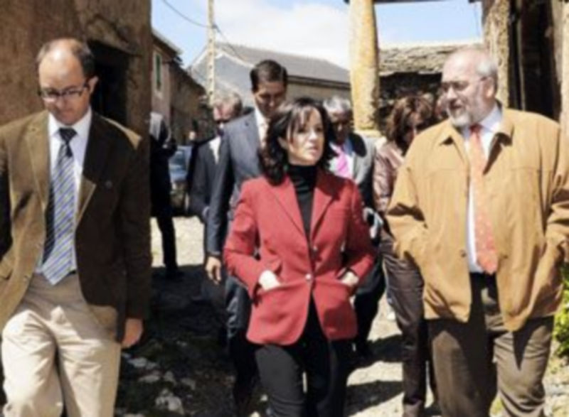 Silvia Clemente junto a Luciano Municio (derecha) en su visita al pueblo de El Muyo. /JUAN MARTÍN