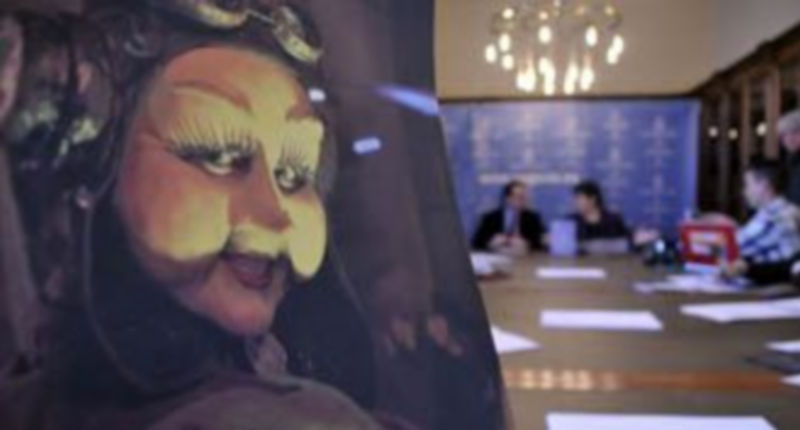 Programa del Carnaval 2012 (que ilustra una fotografía obra de Elena Gil Calleja). Al fondo Arahuetes y Luquero