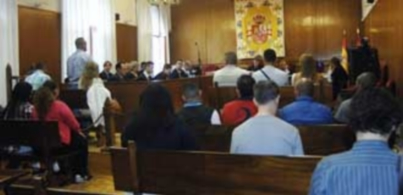 Los catorce acusados se situaron en los dos banquillos delanteros y en otros dos de la primera fila del público. / Elena Peña