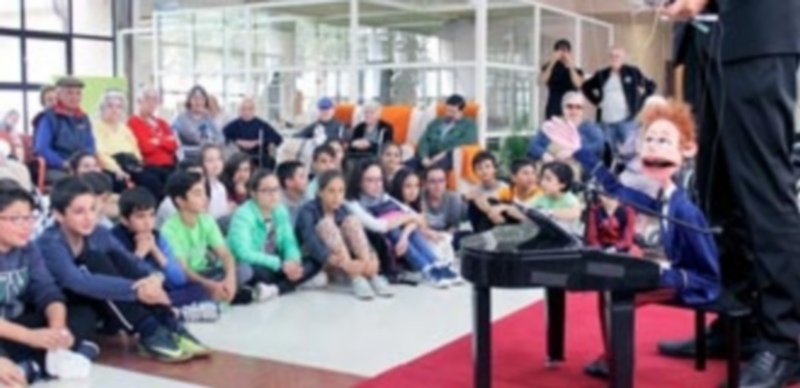 Los títeres llegan también a los centros asistenciales de la Diputación 1 Los residentes del CSS La Fuencisla disfrutaron de la actuación con los alumnos del colegio de Palazuelos. / E. A.