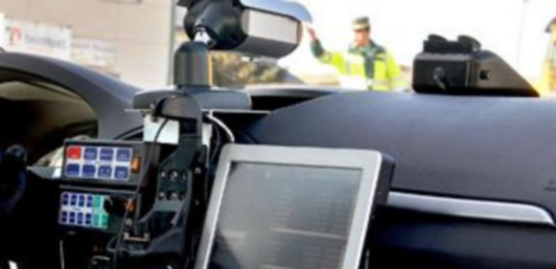 Imagen desde el interior de uno de los vehículos de la Guardia Civil dotados con radar y lo necesario para realizar controles de velocidad. / Ical