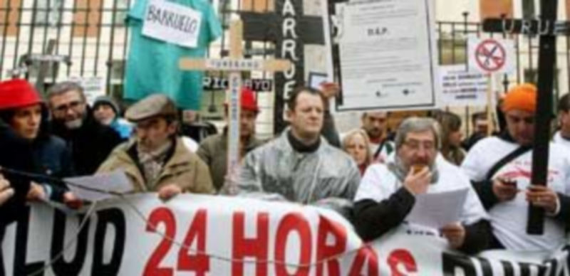 Los manifestantes portaron cruces de cementerio con los nombres de sus pueblos