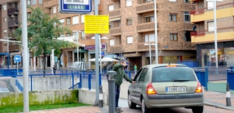 Una de las entradas al aparcamiento público ubicado en la plaza de José Zorrilla. / Kamarero
