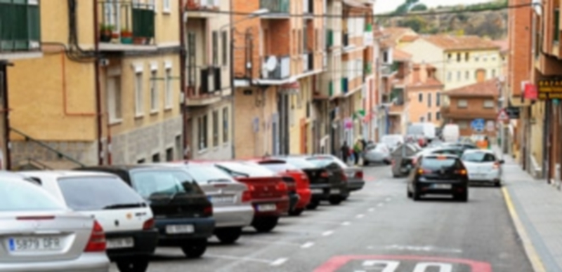 En esta calle del barrio de San Lorenzo se implanto la Zona 30 de tráfico a principios de este año. / Kamarero