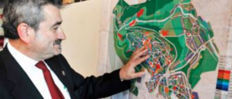 Juan Cruz Aragoneses observa sobre un mapa las áreas de protección delimitadas en el Plan Especial./KAMARERO