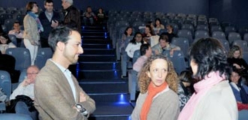 El psicólogo Jaime Ledesma y la directora de ‘La adopción’