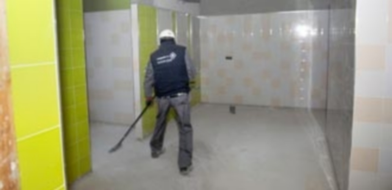 Un trabajador con distintivos de Segobra