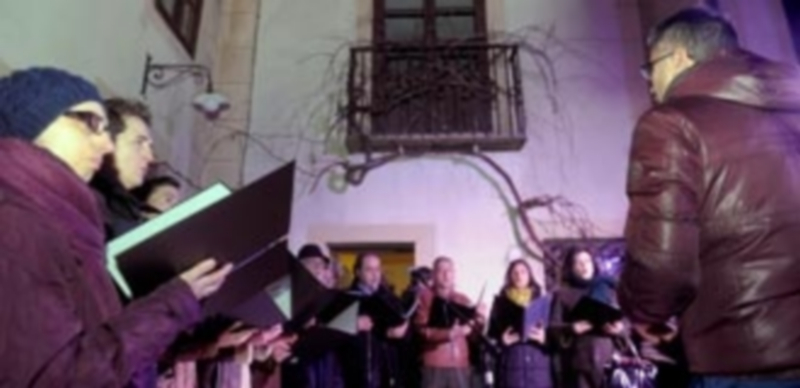 El Grupo-coral Amadeus interpreta una canción de Machado durante el homenaje organizado por la Academia de San Quirce y el Ayuntamiento. / Kamarero