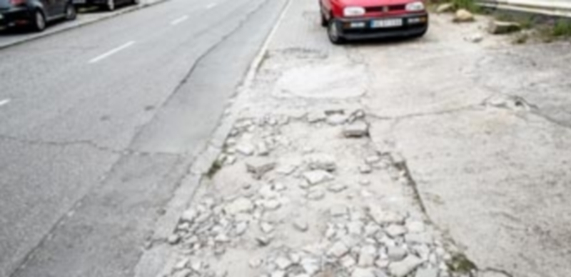 Estado de un tramo de acera en la calle Guadarrama del polígono industrial de El Cerro. / Kamarero