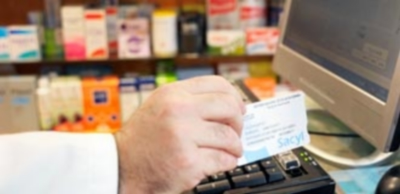 Bastará con presentar la tarjeta sanitaria en la farmacia para que los usuarios puedan retirar sus medicamentos. / Kamarero