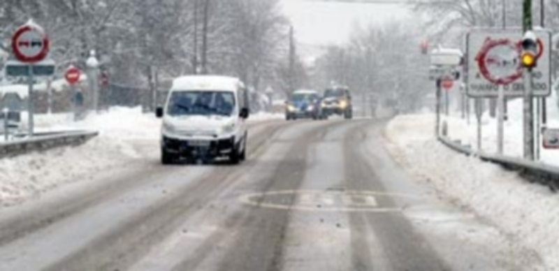 La nieve volvió a cubrir en la mañana de ayer las carreteras de la zona norte de la provincia. / Kamarero