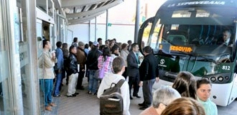 los usuarios del transporte a Madrid se verán beneficiados de la reducción del precio en el abono./ Kamarero