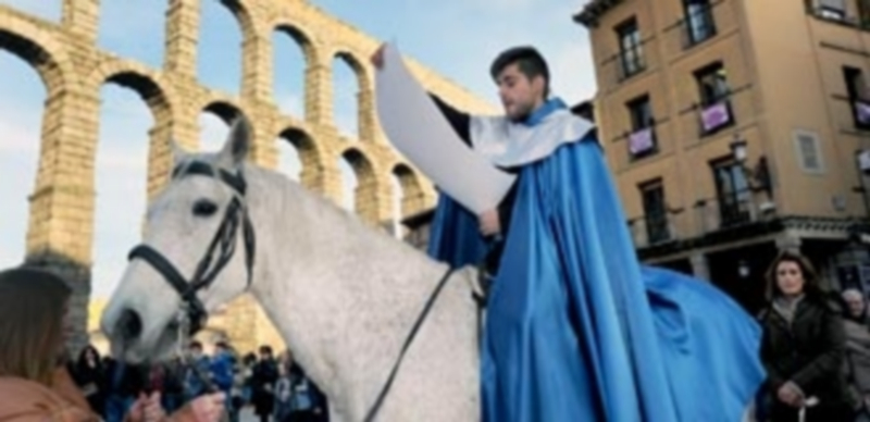 Los heraldos recorrieron el centro de la ciudad a caballo para convocar a los segovianos a escuchar el pregón de la Semana Santa en la Catedral. / Kamarero