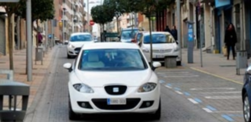 La calle de José Zorrilla tiene sentido descendente de la circulación desde el año 2009. / Kamarero