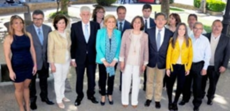 Los candidatos y sus suplentes posaron juntos en el jardín de la plaza de Conde Cheste tras presentar sus listas en la Junta Electoral./ Kamarero