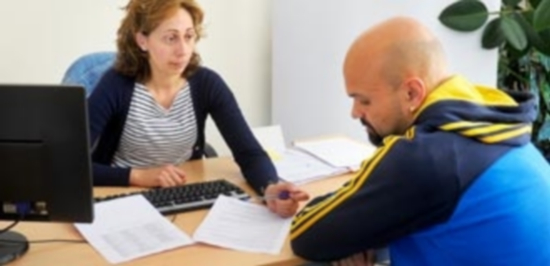 Uno de los vecinos de San José que ayer al mediodía se acercó a la oficina municipal habilitada. / Kamarero