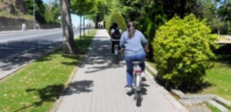 Los usuarios de las bicicletas de alquiler municipales pueden circular por todas las vías urbanas siempre que respeten las normas de tráfico. / Kamarero
