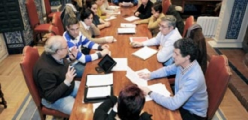 La alcaldesa y dos tenientes de alcalde se reunieron en febrero con Ánngel Tuñón y con otros representantes de estos núcleos de población / Kamarero