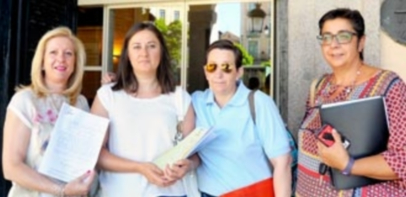 La presidenta de la Asociación de Santa Eulalia junto a Nuria Martín