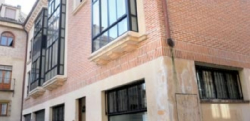 El polémico inmueble situado en la calle de La Parra está destinado a viviendas