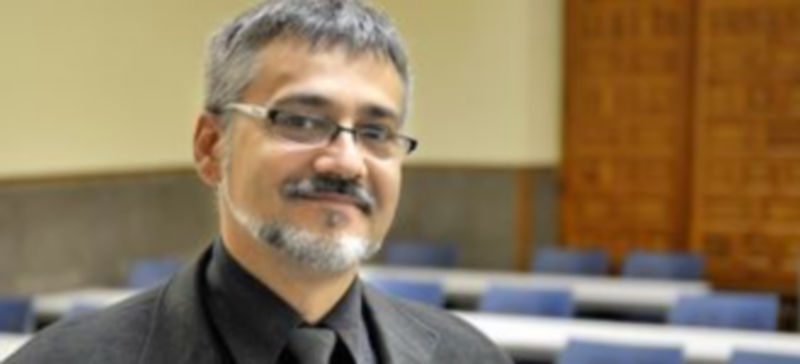 José Vicente Álvarez Bravo se presenta como un hombre capaz de adquirir compromisos y de comprometerse./Kamarero